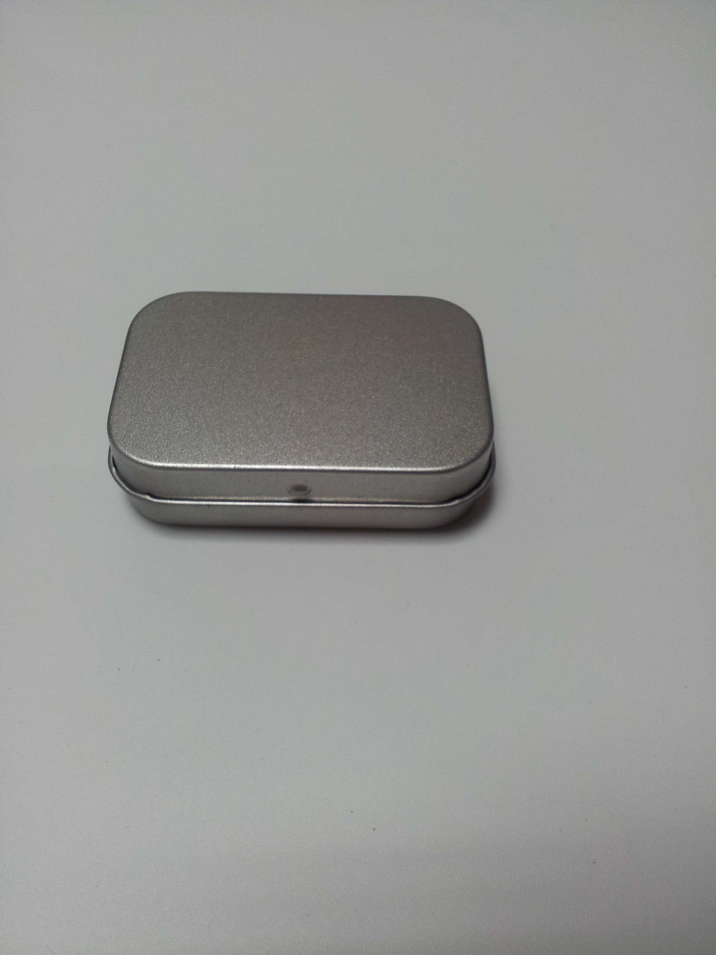 קופסת סוכריות מלבנית נפתחת עם ציר