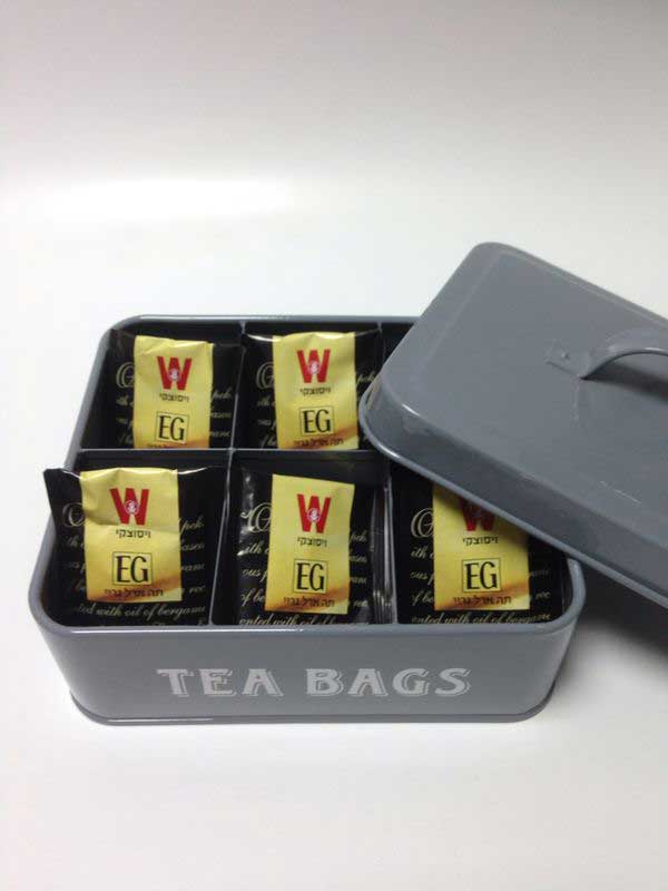 קופסת פח עם חוצצים לשקיות תה